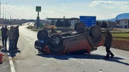 Pikap, aksının kırılması sonucu kontrolden çıkarak takla attı