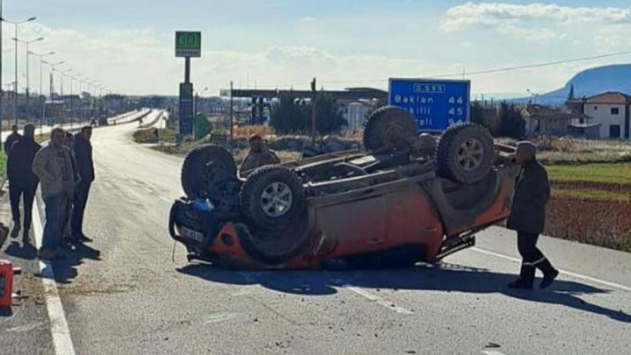 Pikap, aksının kırılması sonucu kontrolden çıkarak takla attı