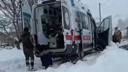 Kardan kapanan yolda hastaneye yetişemeden ambulansta doğum yaptı