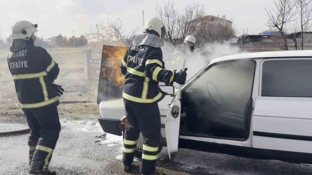 Seyir halindeki otomobilin motor kısmından alevler yükseldi