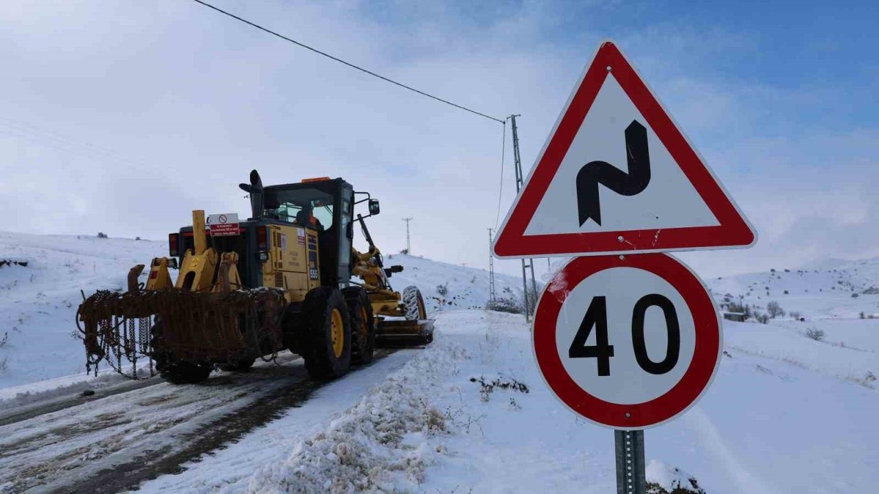 Sivas’ta karla kaplı yolda hayat kurtaran seferberlik
