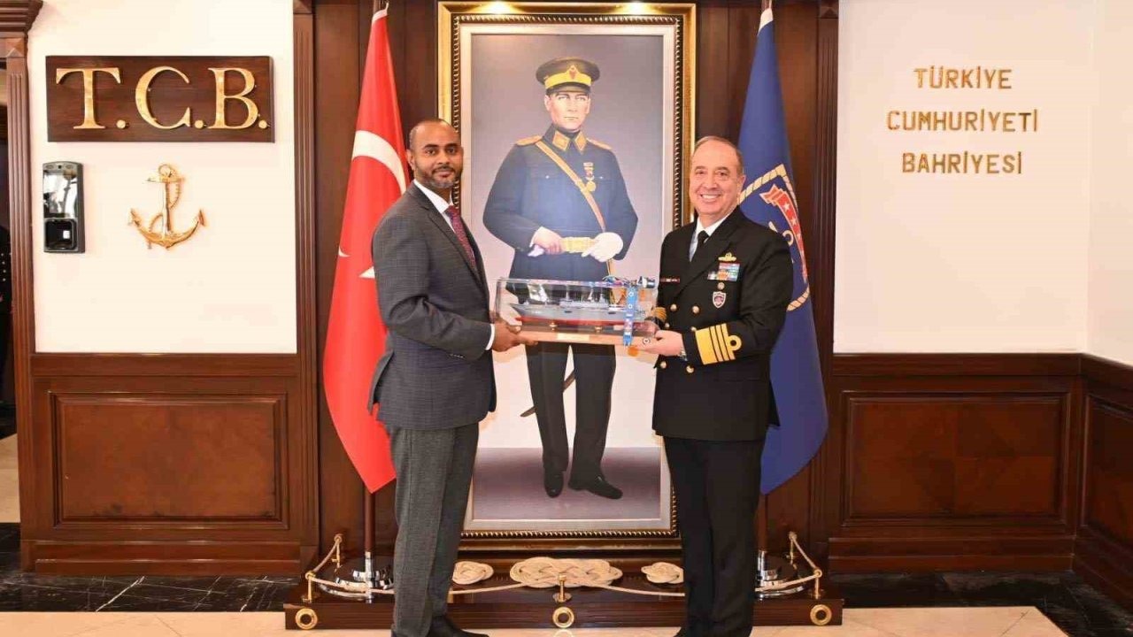 Somali Limanlar ve Deniz Ulaştırma Bakanı Nur, Deniz Kuvvetleri Komutanı Tatlıoğlu’nu ziyaret etti