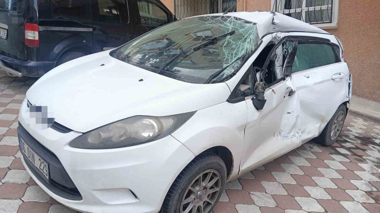 Sürücüsünün kontrolünü kaybettiği tır park halindeki 4 otomobile çarptı