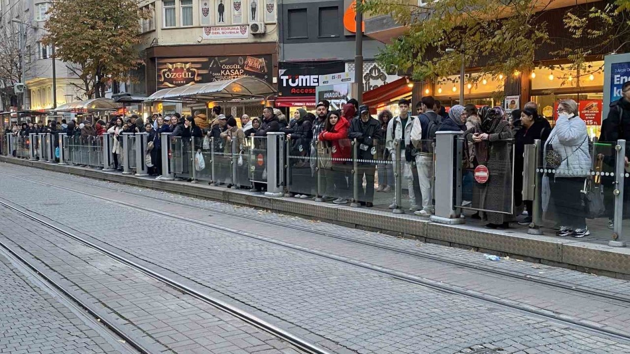 Teknik arıza sebebiyle tramvay seferleri aksadı, duraklarda yoğunluk oluştu