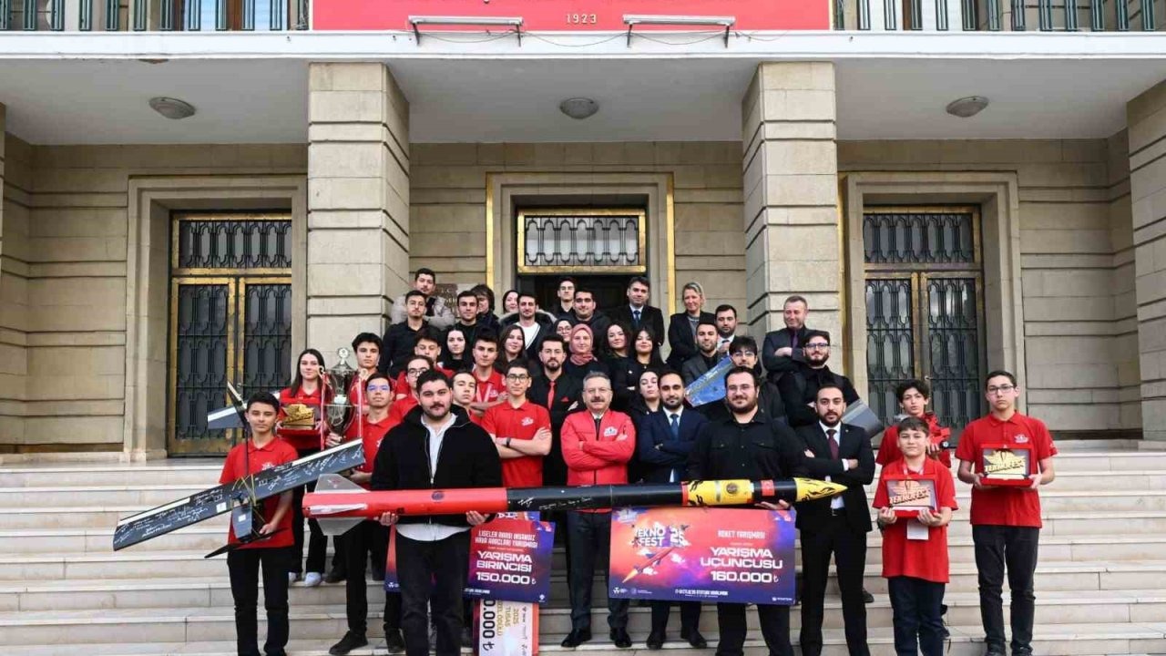 TEKNOFEST’te derece elde eden öğrenciler Vali Aksoy’u ziyaret etti