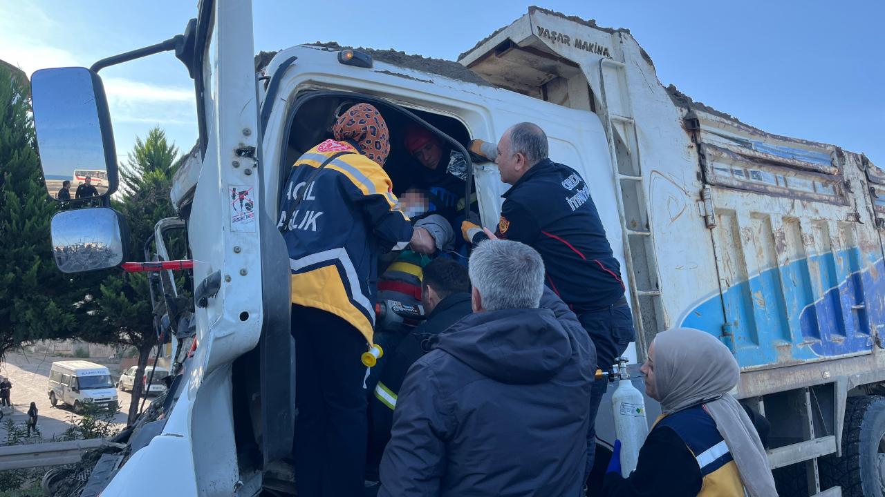 Tırla Çarpışan Kamyonun Sürücüsü 2 Saatlik Çalışmayla Kurtarıldı