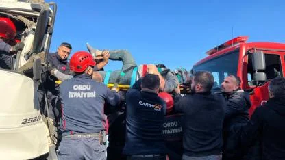 Tırla Çarpışan Kamyonun Sürücüsü 2 Saatlik Çalışmayla Kurtarıldı