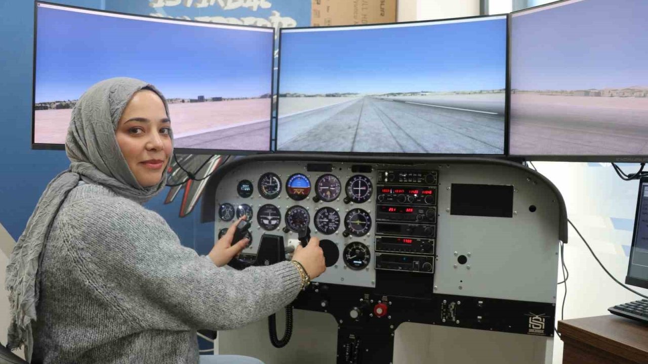 Uçağa binmeden pilot gibi uçuyorlar, simülasyon ile gökyüzüne hazırlanıyorlar