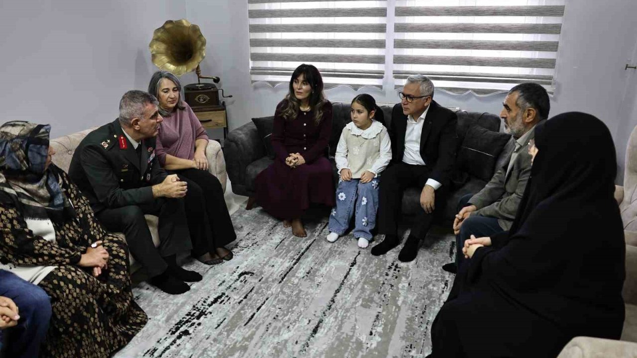 Vali Şimşek babası asker olan minik Gökçe’yi daveti üzerine evinde ziyaret etti