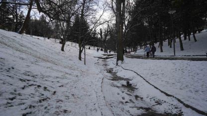 Kar yağışını fırsata çeviren Ankaralılar parklara akın etti
