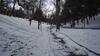 Kar yağışını fırsata çeviren Ankaralılar parklara akın etti