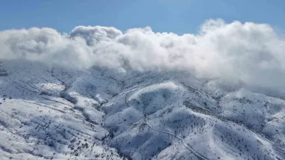Bin 744 rakımlı Dinek Dağı’nda kartpostallık kış manzarası: Yeni yılın ilk gününde kar sevinci yaşandı