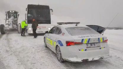 Tur otobüsünde donma tehlikesi geçiren 44 kişi kurtarıldı