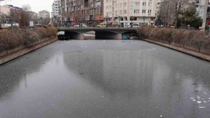 Porsuk Çayı’nın buz tutan yüzeyi çöple kaplanmaya başladı