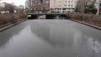 Porsuk Çayı’nın buz tutan yüzeyi çöple kaplanmaya başladı