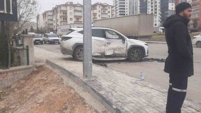 Beypazarı’nda iki otomobilin çarpışması sonucu 3 kişi yaralandı