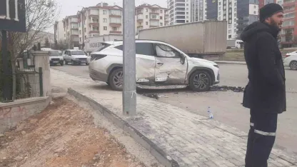 Beypazarı’nda iki otomobilin çarpışması sonucu 3 kişi yaralandı