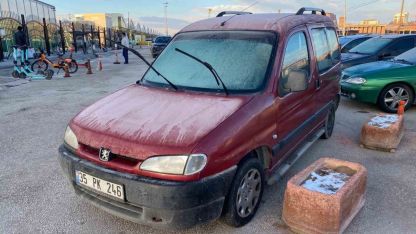 Hava sıcaklığı sıfır derecenin altına düştü, araçlar buzla kaplandı