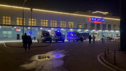 Okul bahçesinde babası darbedilen, kendisi de bıçaklanan çocuk hastaneye kaldırıldı