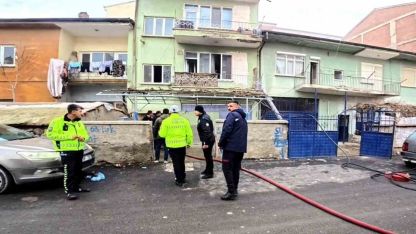 Aksaray’da 2 katlı binada yangın: 5 kişi dumandan etkilendi