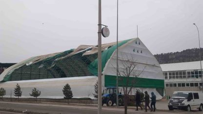 Bozkır’da fırtına çatıları uçurdu, ağaçları devirdi