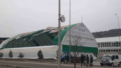 Bozkır’da fırtına çatıları uçurdu, ağaçları devirdi