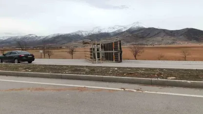 Fırtına kamyoneti devirip römorku karşı şeride fırlattı: O anlar kamerada