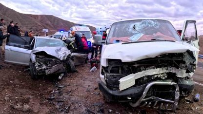 Aksaray’da minibüs ile otomobil kafa kafaya çarpıştı: 6 yaralı