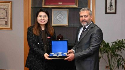 Çinli heyet Anadolu Üniversitesi Rektörü Adıgüzel ile buluştu