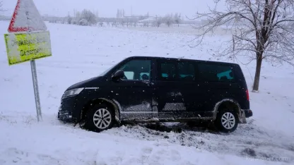 Karaman’da karlı yolda kontrolden çıkan minibüs şarampole indi