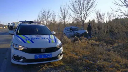 Kontrolden çıkan cip trafik levhalarını devirerek yol kenarına savruldu: 1 yaralı
