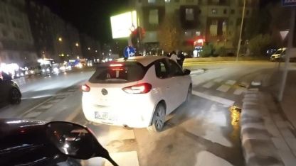 Yanlış trafik ışığına uyan sürücü araç kuyruğuna sebep oldu