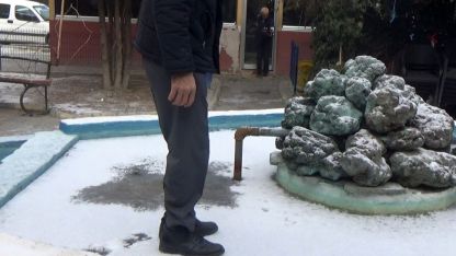 Donan süs havuzunda kimisi gezdi, kimisi ise buzu çekiçle kırmaya çalıştı