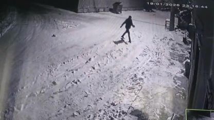 Bahçesine giren kurtları çaydanlıktaki sıcak suyla kovaladı