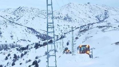 Hasta kadın köyde mahsur kaldı: 5 saatlik çalışmayla kapalı yol açıldı