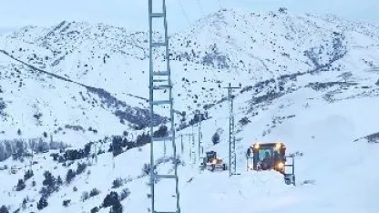 Hasta kadın köyde mahsur kaldı: 5 saatlik çalışmayla kapalı yol açıldı