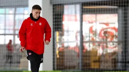 Sivasspor, yoğun kar sebebiyle kapalı sahada çalıştı