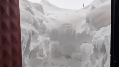 Yoğun kar ilçeyi esir aldı, hayvancılıkla uğraşanların zorlu mesaisi kameraya yansıdı