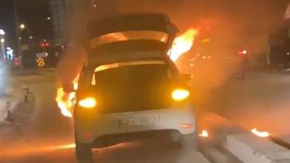 Seyir halindeki otomobil alev aldı