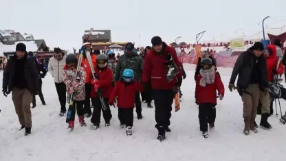 Erciyes’te şehit çocuklarına kayak eğitimi