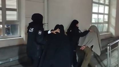 Fuhuş pazarlığı yaptıkları şahsın altın ve dövizlerini çalan kadınlar yakalandı