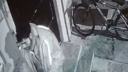 Balkondaki motosiklet ekipmanlarını çaldı