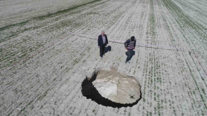 Kontrolsüz ve yoğun yeraltı suyu kullanımının bedeli: Ovadaki obruklar