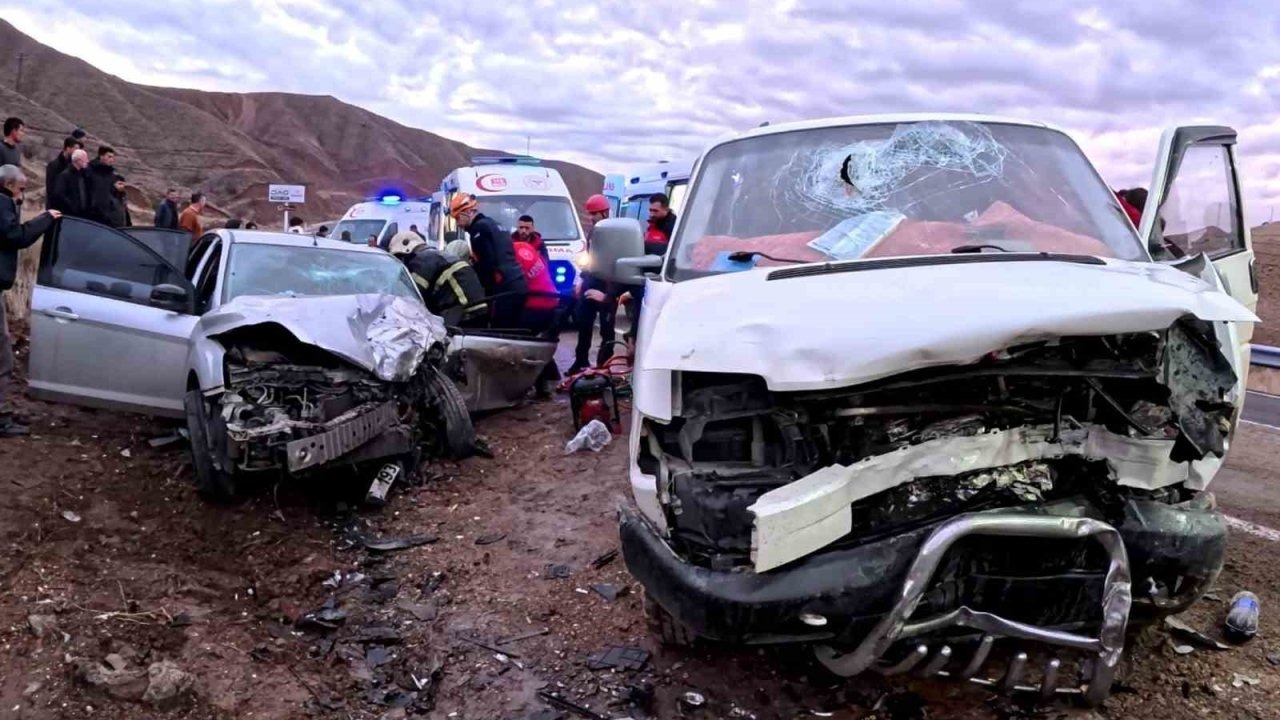 Aksaray’da minibüs ile otomobil kafa kafaya çarpıştı: 6 yaralı