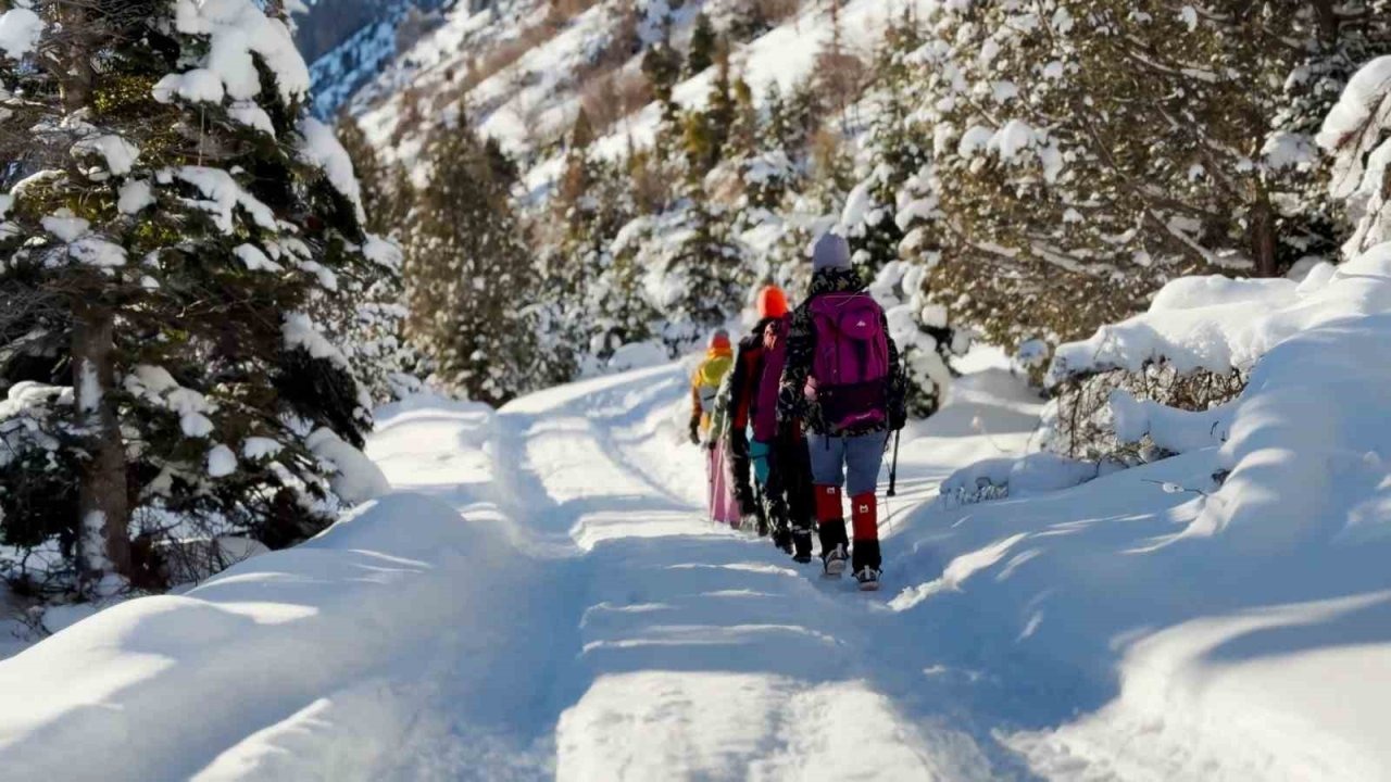 Aladağlar’da ziyaretçilere dört mevsim görsel şölen