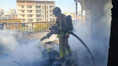 Apartman dairesinde yangın: Bir kişi itfaiye tarafından kurtarıldı