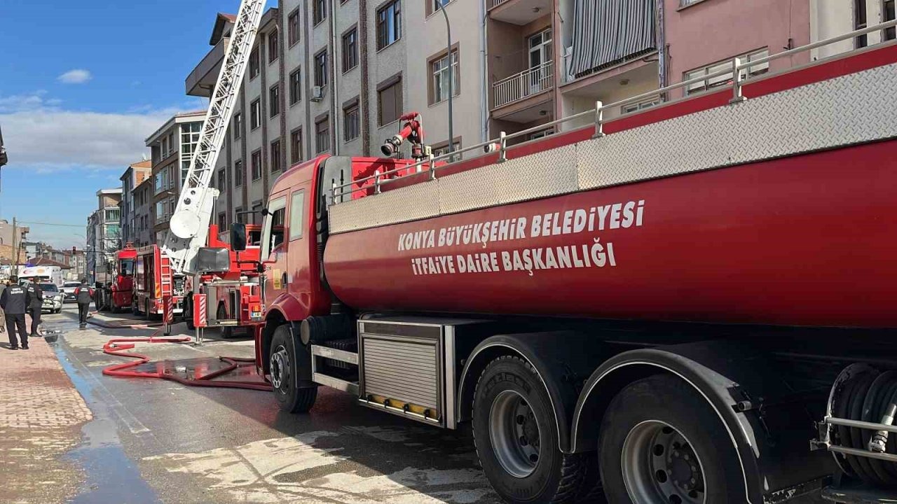 Apartmanın çatısında çıkan yangın korkuttu