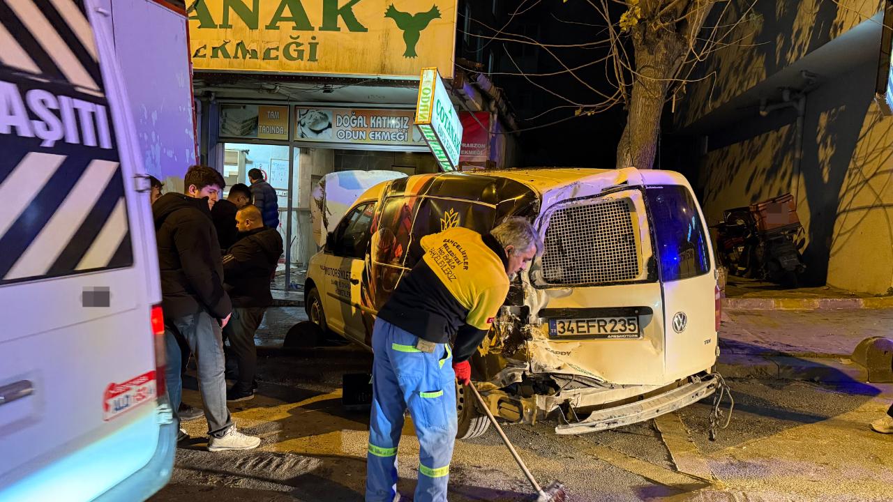Bahçelievler’de kamyonun çarptığı araç fırına girdi, o anlar kamerada