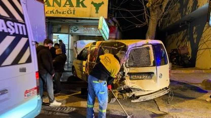 Bahçelievler’de kamyonun çarptığı araç fırına girdi, o anlar kamerada