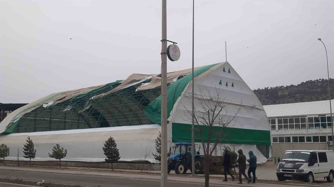 Bozkır’da fırtına çatıları uçurdu, ağaçları devirdi